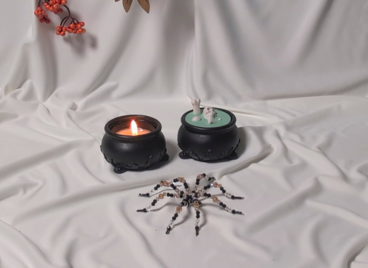 Ceaun vrăjitoare din Jesmonite cu capac și lumanare parfumata de Halloween The Witch's Cauldron