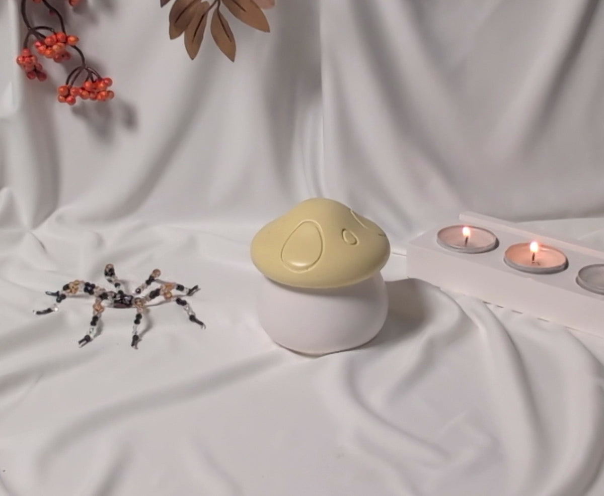 Lumanare artizanala soia ciuperca cu capac si decoratiuni Halloween Melamar