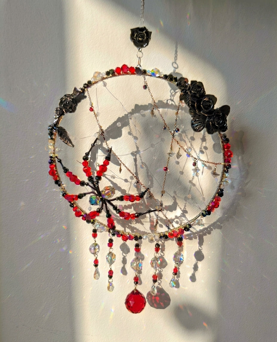 Suncatcher paianjen Crimson Web din margele de sticla cu reflexii de lumina pe perete