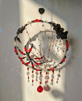 Suncatcher paianjen Crimson Web din margele de sticla cu reflexii de lumina pe perete