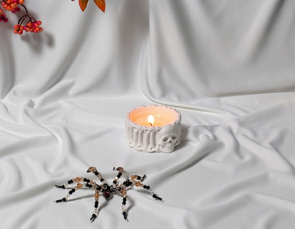 Lumanare parfumata soia Sacred Bones in recipient Jesmonite alb cu sculptura craniu Halloween