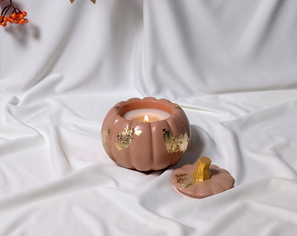 Lumanare parfumata soia dovleac roz cu foita de aur Golden Pumpkin deschisa aprinsa