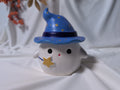 Lumanare parfumata din soia in forma de stafie Little Ghost cu palarie albastra