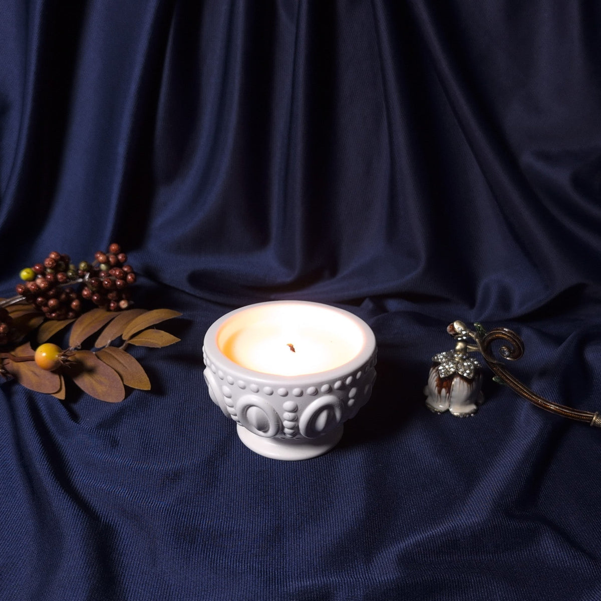 Lumanare parfumata soia Elegance in cupa alba Jesmonite handmade