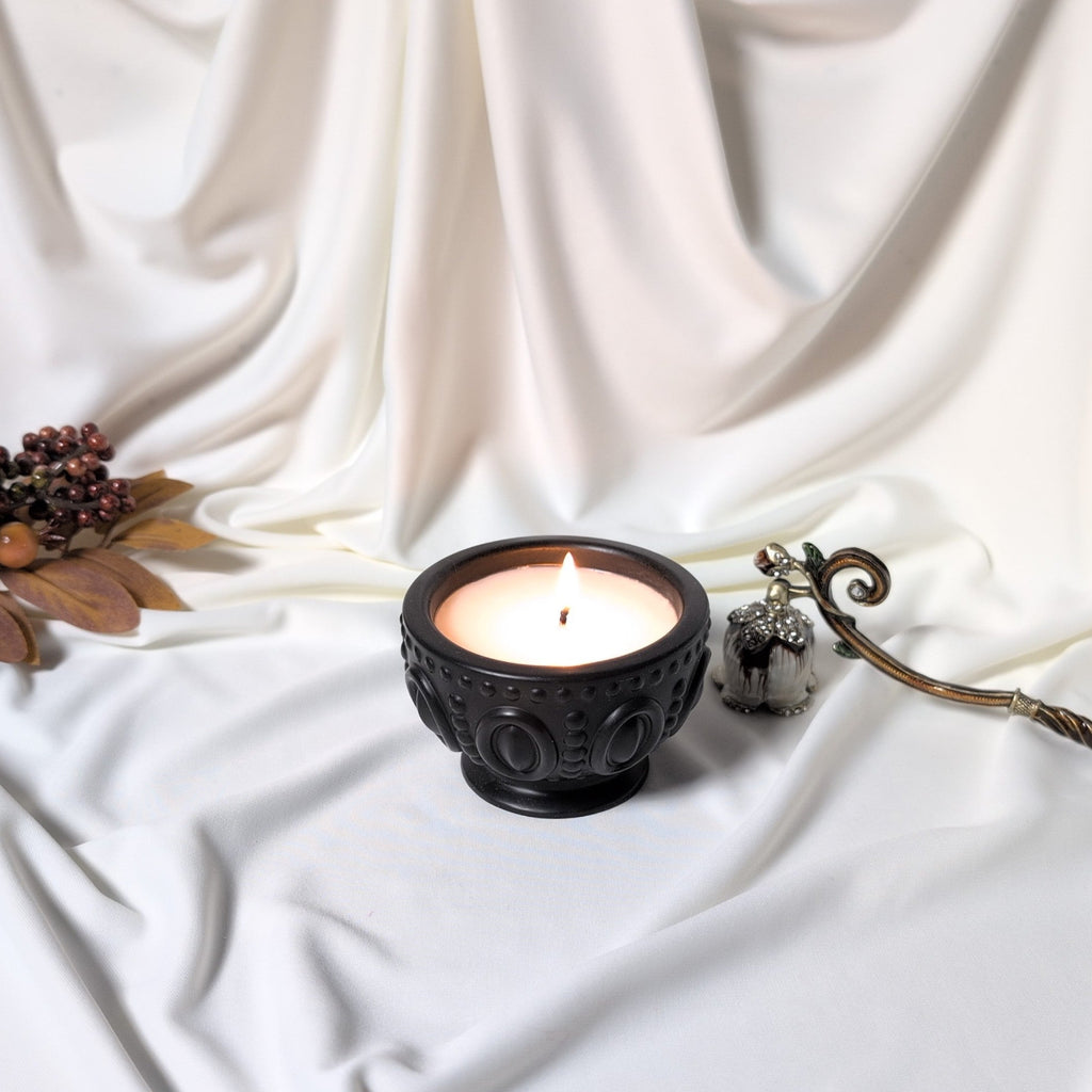 Lumanare parfumata Elegance in suport negru din Jesmonite aprinsa decor interior