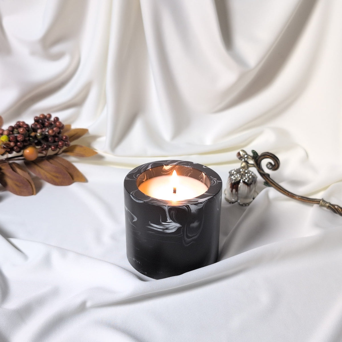 Lumanare artizanala Essence ceara soia 107g in suport negru marmorat