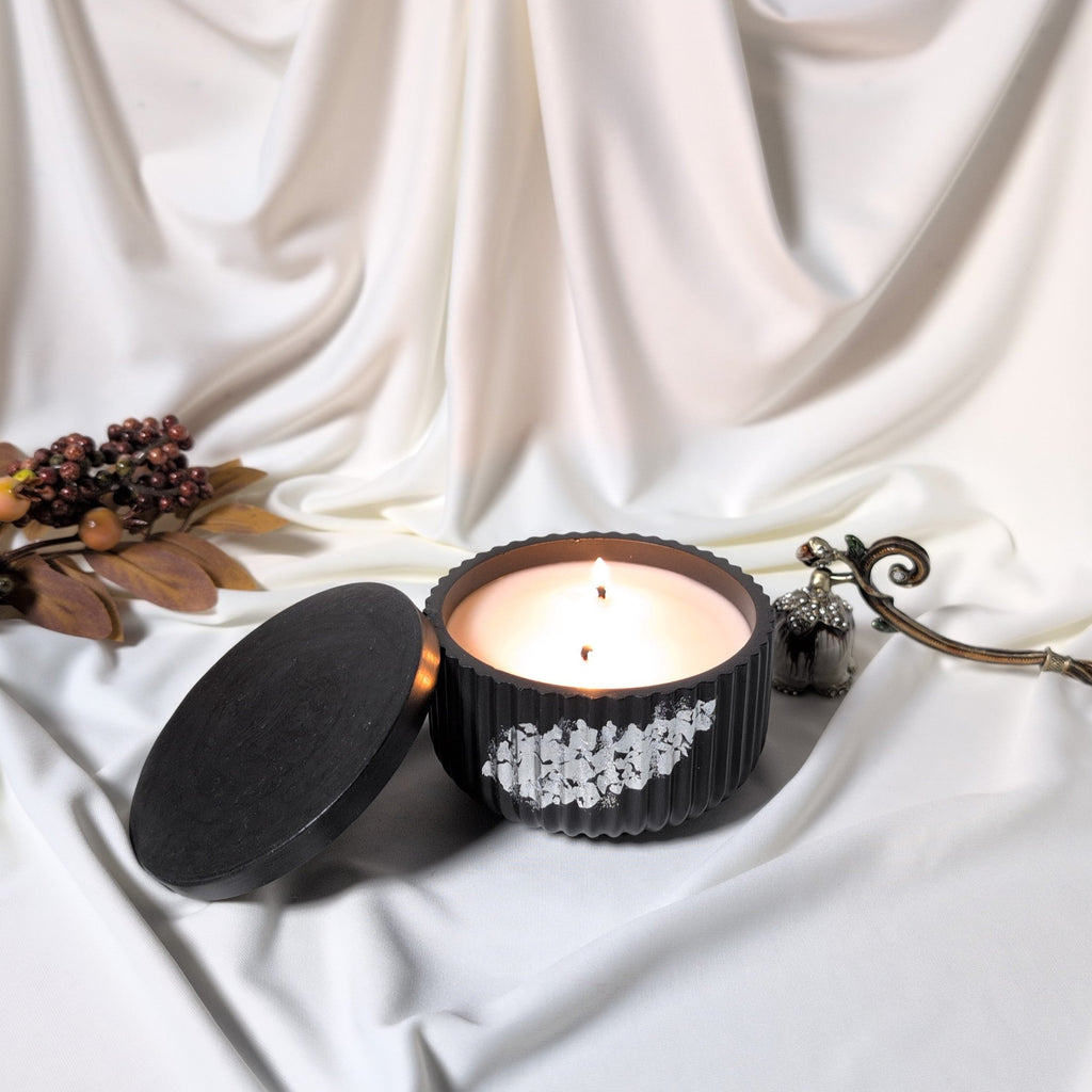 Lumanare parfumata artizanala Eternity aprinsa decor cozy de interior