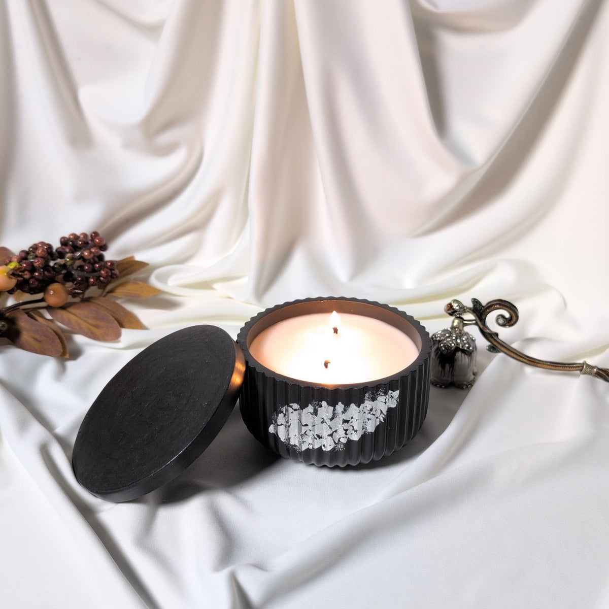 Lumanare parfumata artizanala Eternity aprinsa decor cozy de interior