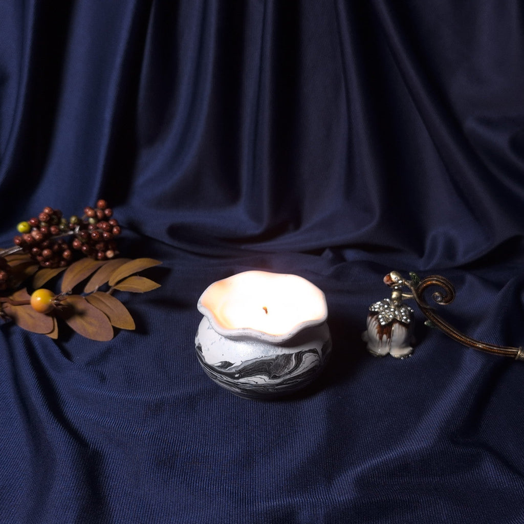 Lumanare artizanala Grace 50g ceara soia suport alb marmorat handmade din Jesmonite