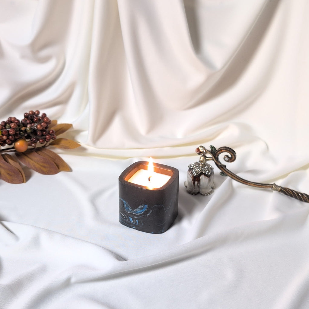 Lumanare decorativa din ceara naturala soia Quietude suport negru handmade