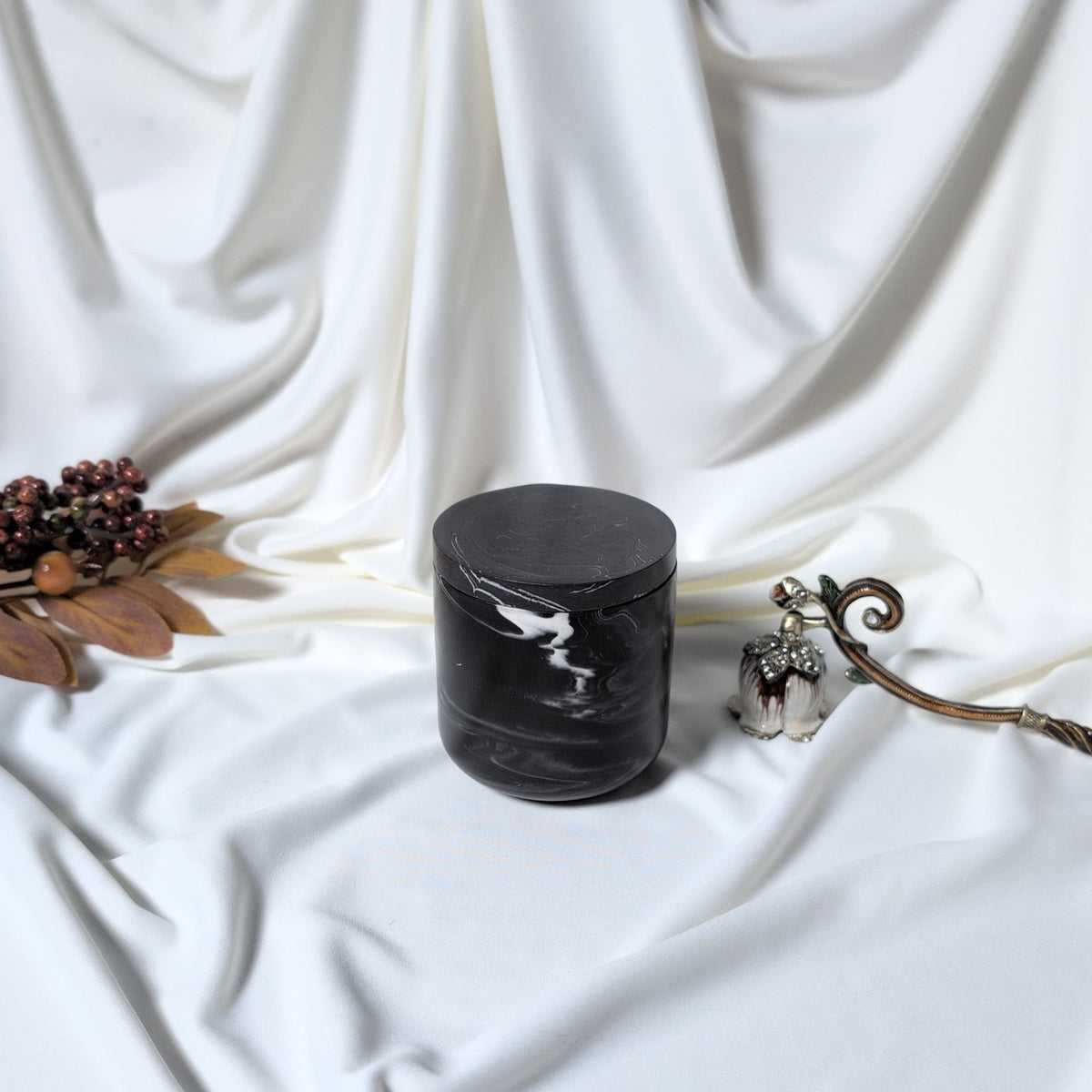 Lumanare artizanala Reverie cu capac reutilizabil suport Jesmonite negru