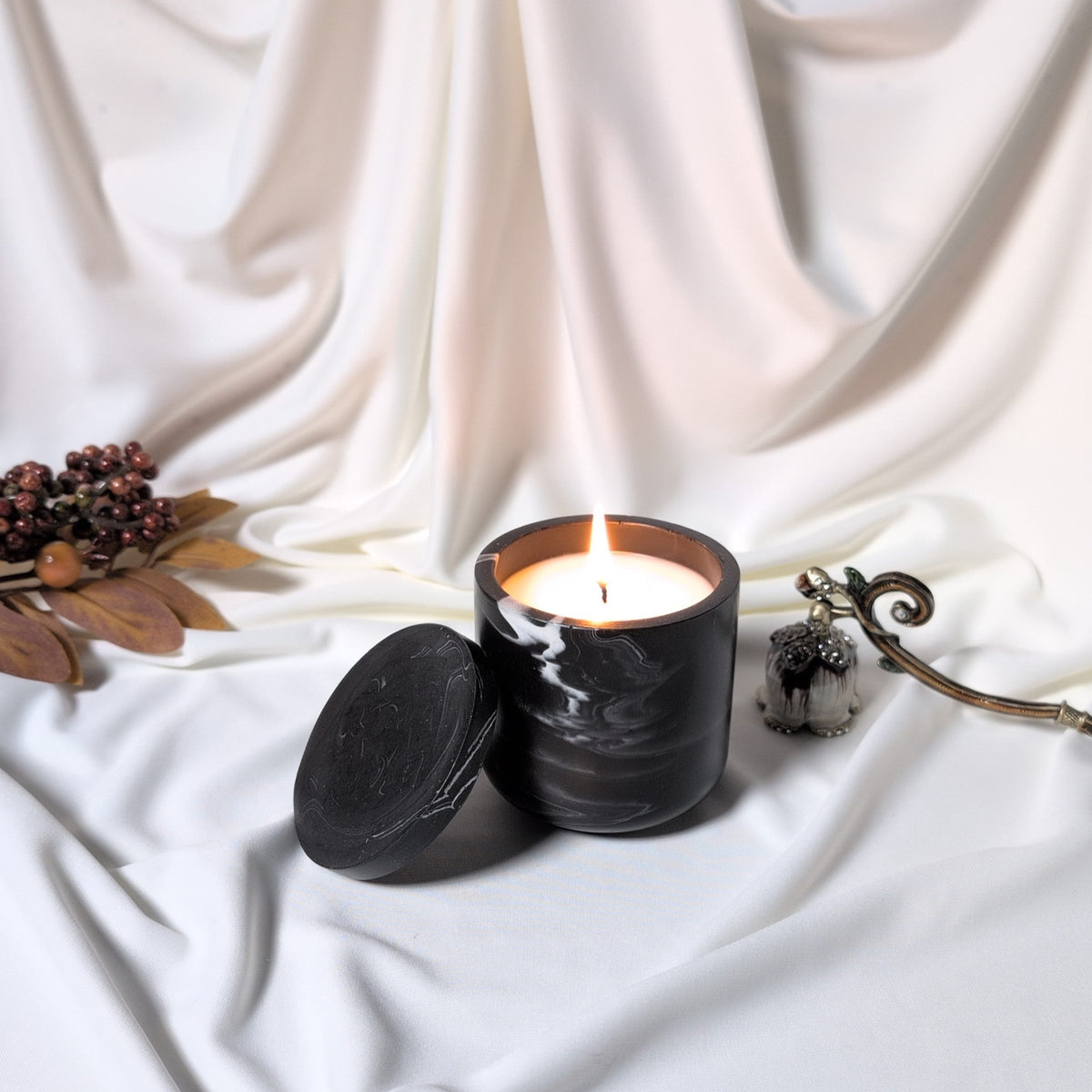 Lumanare parfumata din soia Reverie 135g in recipient negru Jesmonite cu capac
