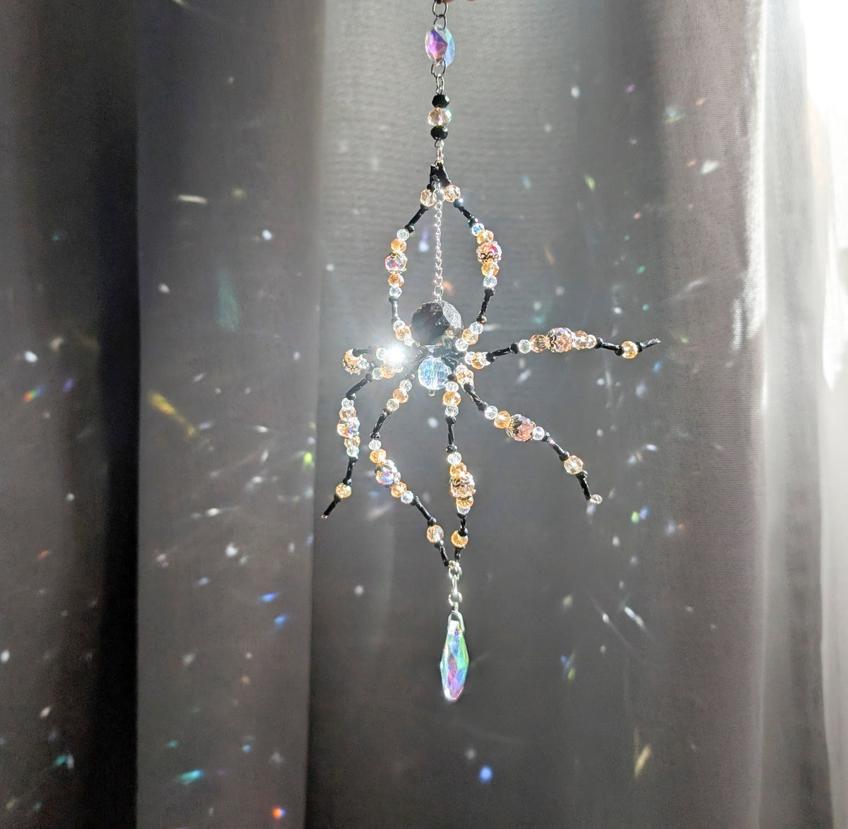 Decor gotic fereastra suncatcher handmade paianjen cu reflexii de lumina pe perete