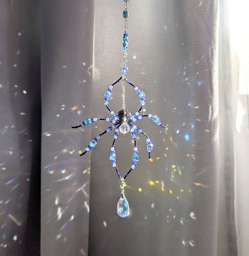 Decor gotic fereastra suncatcher handmade paianjen cu reflexii de lumina pe perete