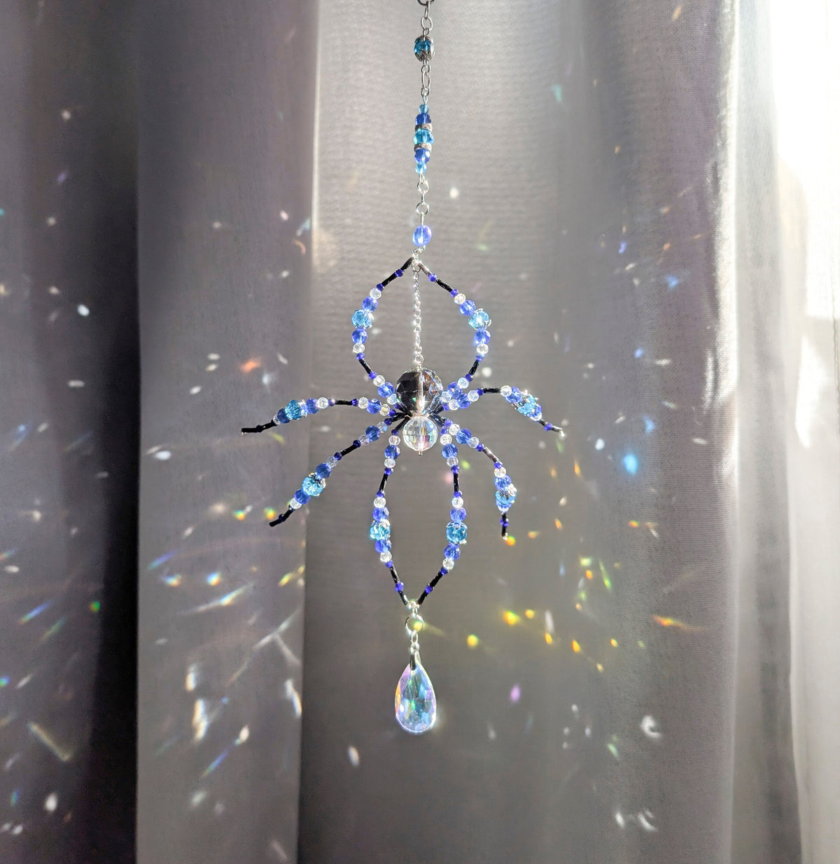 Decor gotic fereastra suncatcher handmade paianjen cu reflexii de lumina pe perete
