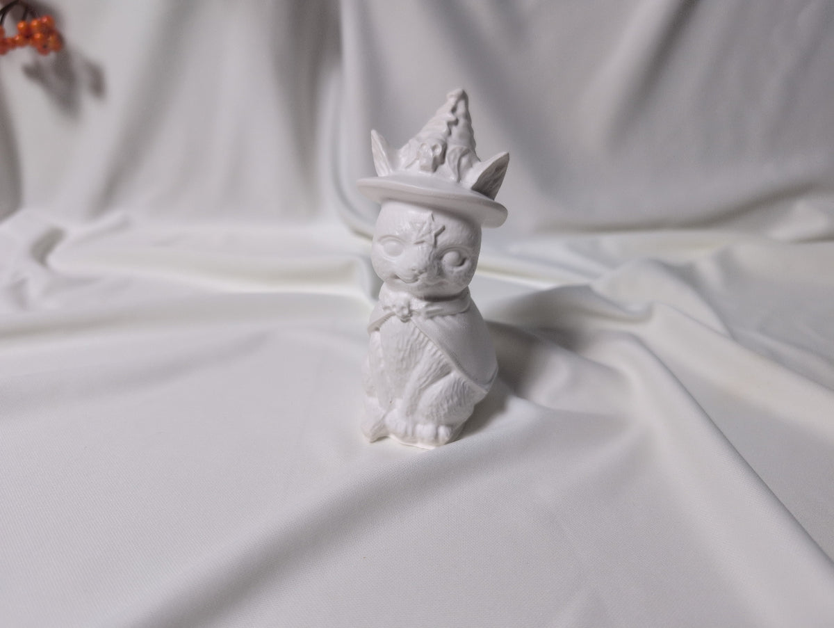 Statueta pisica vrajitoare Mystic Spellcat din marmura lichida alba decor Halloween