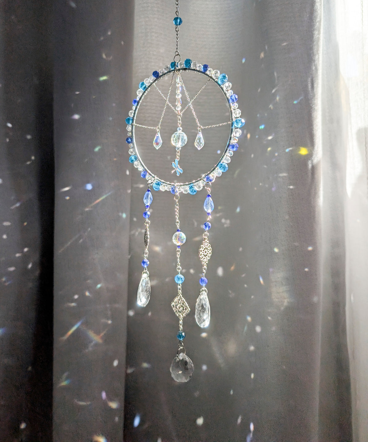 Suncatcher (Capcană de Soare) "Picătura spiridușilor" - din mărgele de sticlă