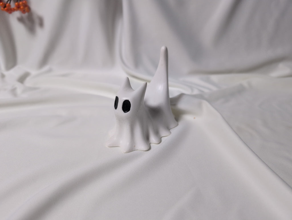 Statueta pisicuta fantoma alba de Halloween Phantom Paws realizata manual din marmura lichida
