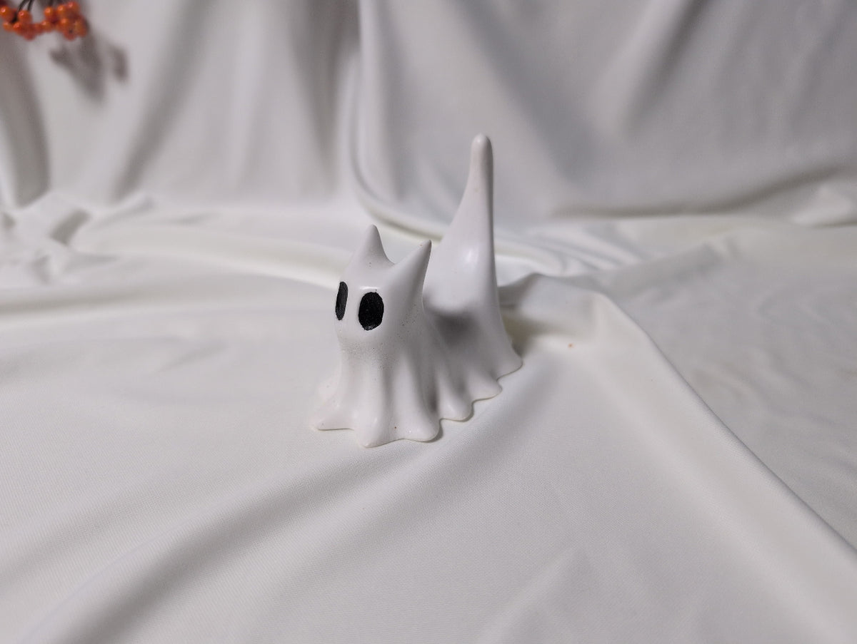 Statueta pisicuta fantoma alba de Halloween Phantom Paws realizata manual din marmura lichida