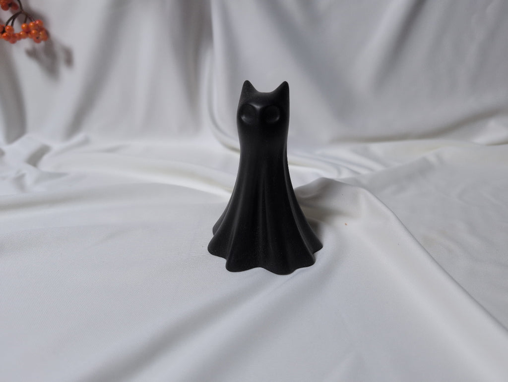 Statueta pisica neagra mantie de fantoma decor gotic handmade din marmura lichida