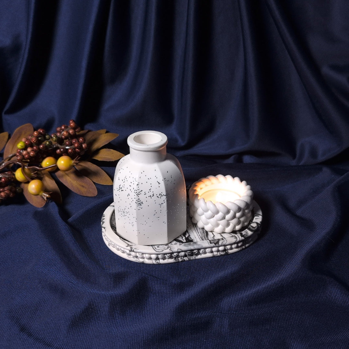 Set decorativ de interior vaza mica Prisma si suport lumânare pe tava handmade