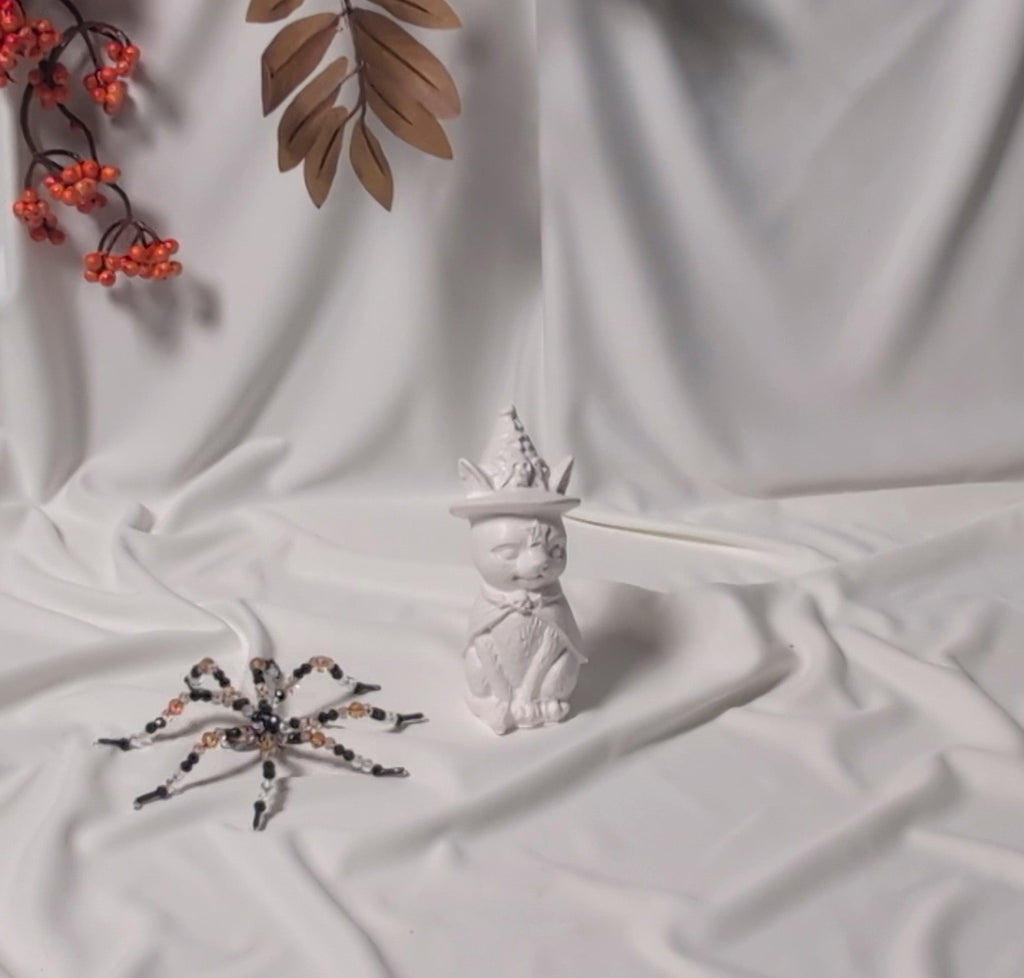 Figurina pisicuta cu palarie de vrajitoare si pelerina decor interior toamna Melamar