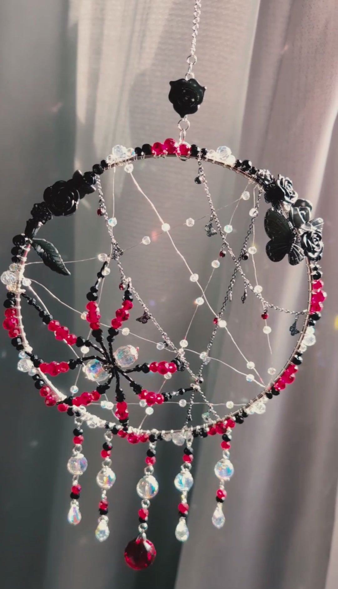 Decor gotic fereastra suncatcher handmade din margele de sticla si picatura cristal rosu Melamar